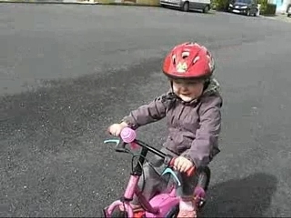 Mathilde fait du vélo