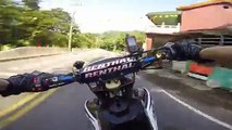 Não vais acreditar no que faz este motociclista ao ultrapassar um carro!