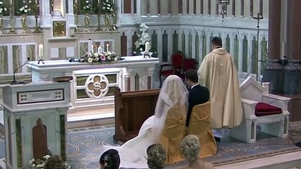 Un prêtre crée un moment magique dans une cérémonie de mariage