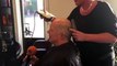 Verslaggever Wiebe Klijnstra scheert hoofd kaal voor voedselbank - RTV Noord