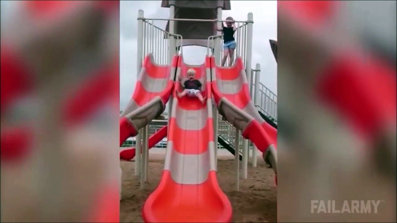 Quand papa se moque de son propre gamin ... Gros fail sur le toboggan