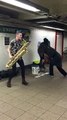 Musiciens du métro énorme à union square - Jazz et danse!!!