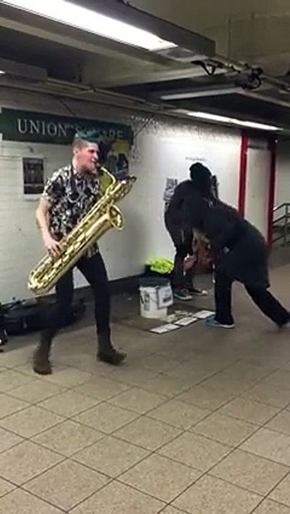 Musiciens du métro énorme à union square - Jazz et danse!!!