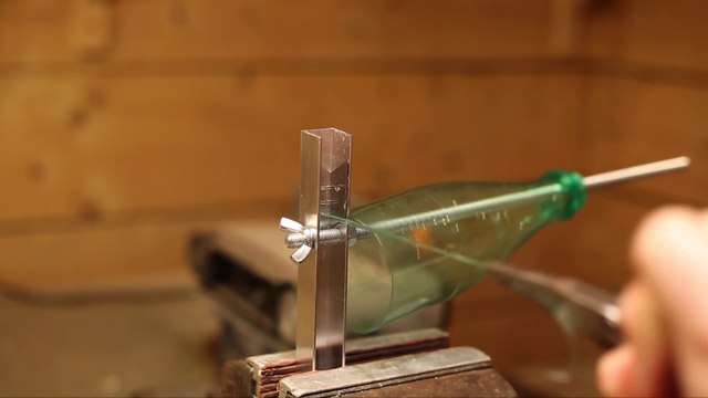 Guy recycle Plastic Bottles in Strings that could pull a Car