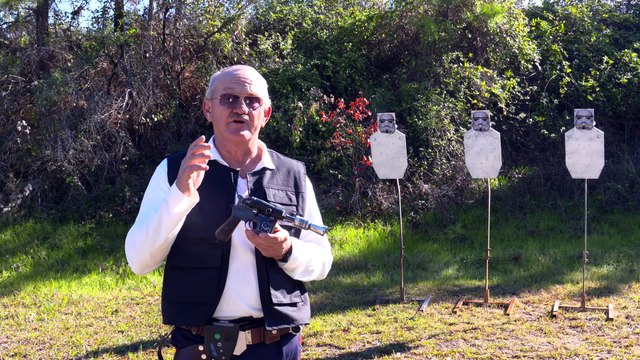 Il recrée l'arme de Han Solo de Star Wars avec un vrai pistolet.