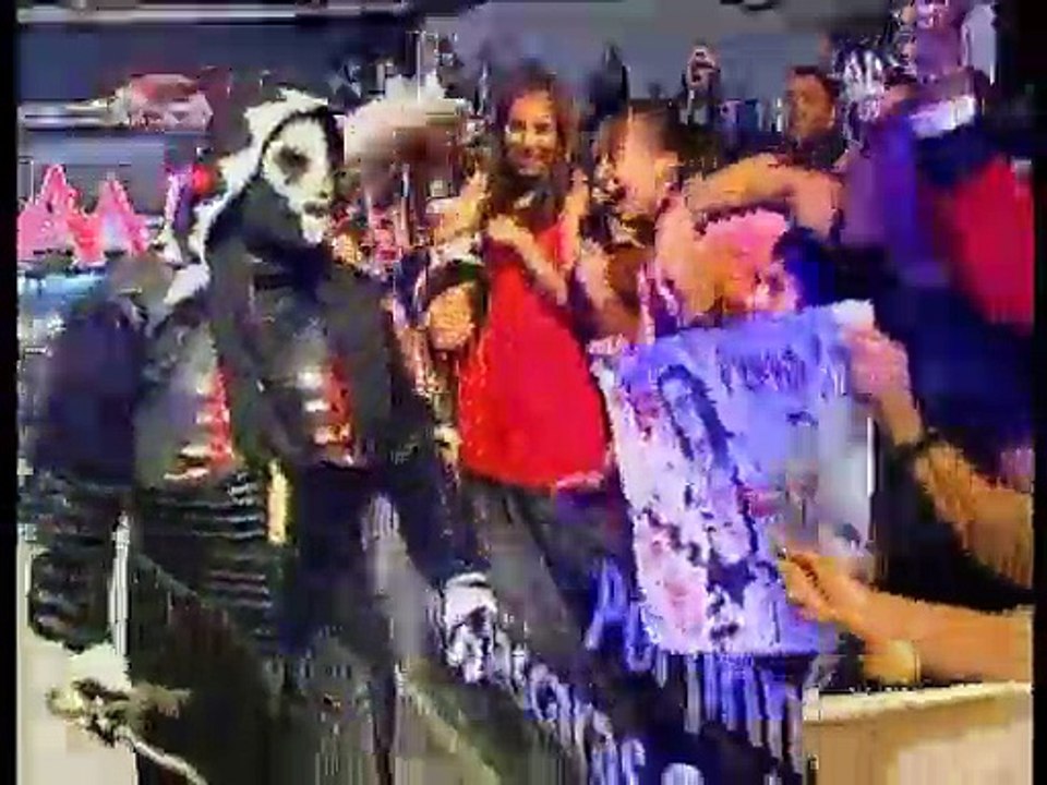 02 Crazy Boy, El Brazo & El Gato Eveready vs. La Milicia