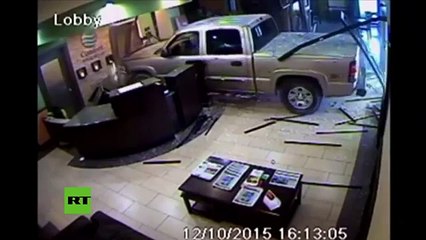 Mira cómo esta camioneta destruyó el lobby de un hotel en EE UU