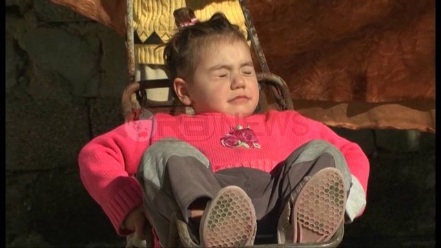 Fier, Familja e invalidëve jeton vetëm me 15 mijë lekë në muaj - Ora News- Lajmi i fundit-