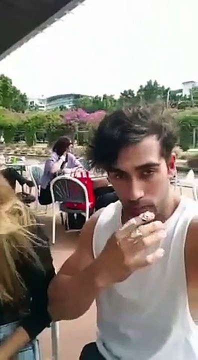 Un gars trolle sa copine de la pire des façons