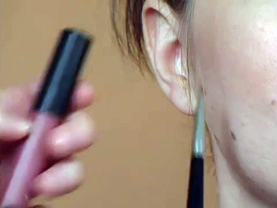 How to Apply Lip Gloss: Quick Makeup Tips