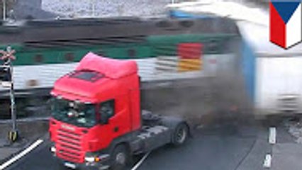 電車と大型トラックの衝突事故