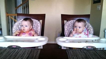 des jumeaux de 11 mois réagissent a la guitare de papa