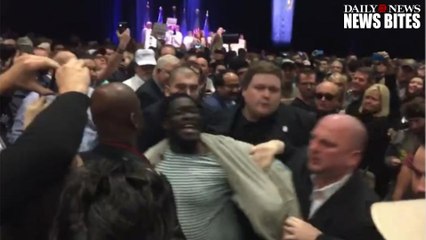 Video herunterladen: Trump Supporters Shout Deadly Threats and Nazi Salute at Black Lives Matter Protesters