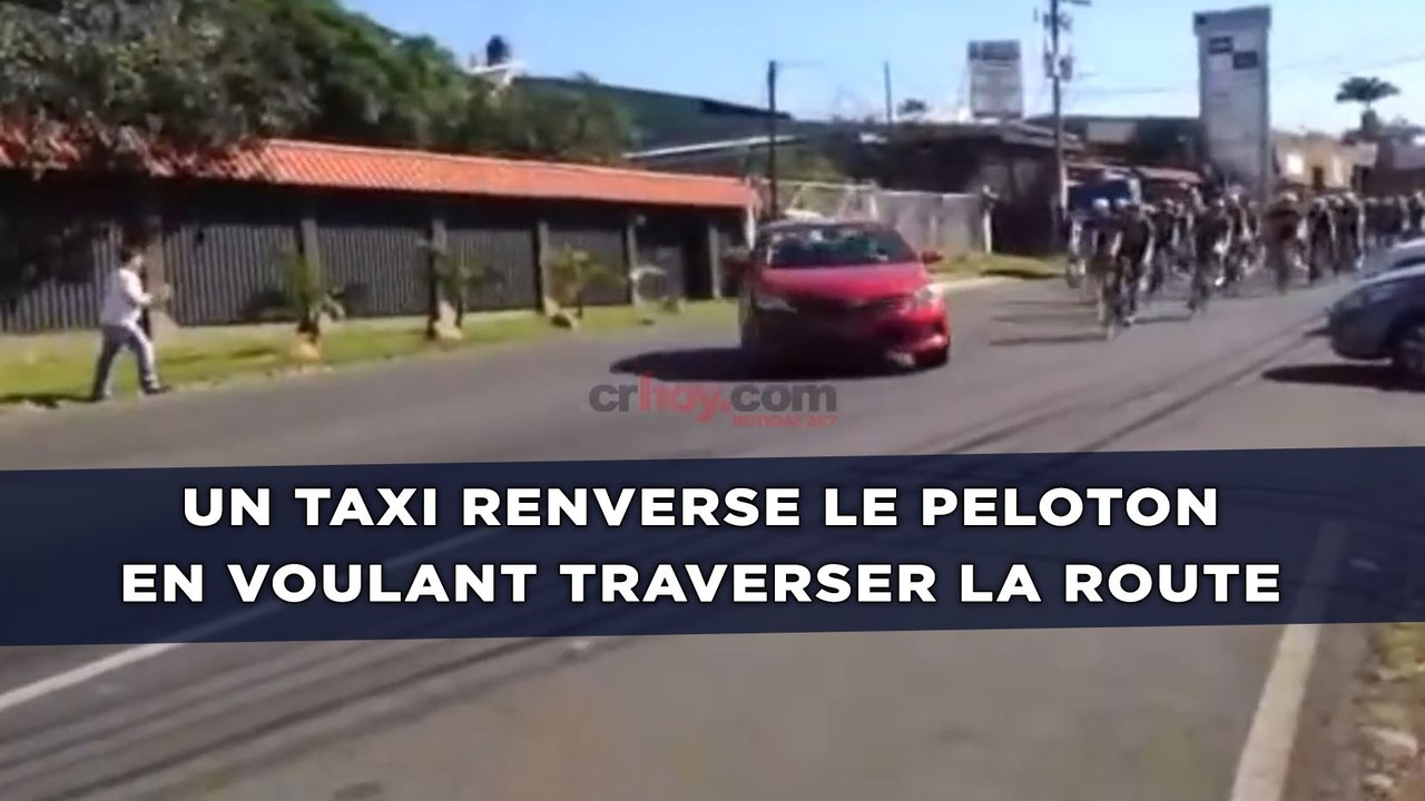 Un taxi renverse le peloton en voulant traverser la route