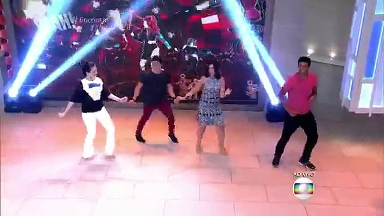 Fátima e convidados dançam com programa de videogame