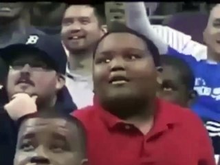 رقصة غريبة يعبربها عن فرحته