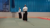 Un maître Aïkido nous montre comment se défendre contre une épée