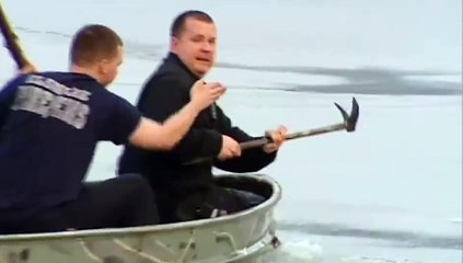 Ils sauvent un chien coincé dans l'eau gelé