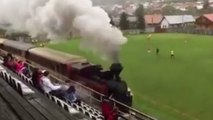 Un train passe dans un stade de football