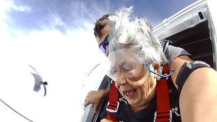 Я В УЖАСЕ !! 98 ЛЕТНЯЯ БАБУШКА ДЕЛАЕТ ФОТО НА ОЧЕНЬ БОЛЬШОЙ ВЫСОТЕ!!!