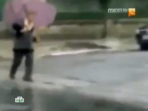 ШОК! В ЧЕЛОВЕКА УДАРИЛА МОЛНИЯ !СЛАБОНЕРВНЫМ НЕ СМОТРЕТЬ !!!