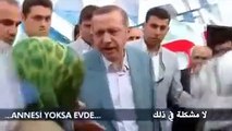 طفل صغير يطلب من أردوغان مرافقته للمنزل و يمنعه من الصعود فى الطائرة
