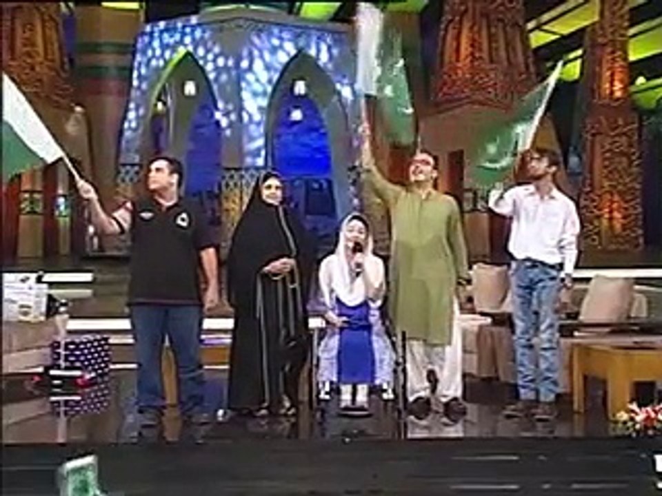 Muniba Mazari - Ye watan tumhara hai - YouTube