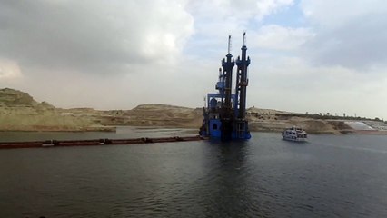 أحدى الكراكات العاملة بقناة السويس الجديدة وخطوط الطرد والسحب نوفمبر2014