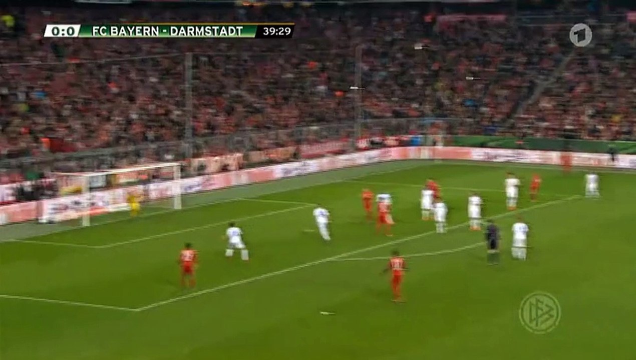 Xabi Alonso scores a stunner for Bayern!