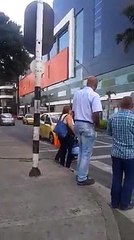 Acrobat Incroyable marche en équilibre sur une corde