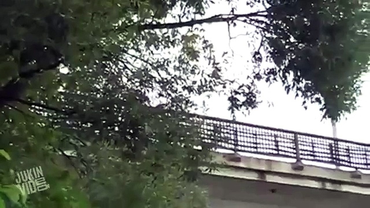 Парень спрыгнул с поезда в реку