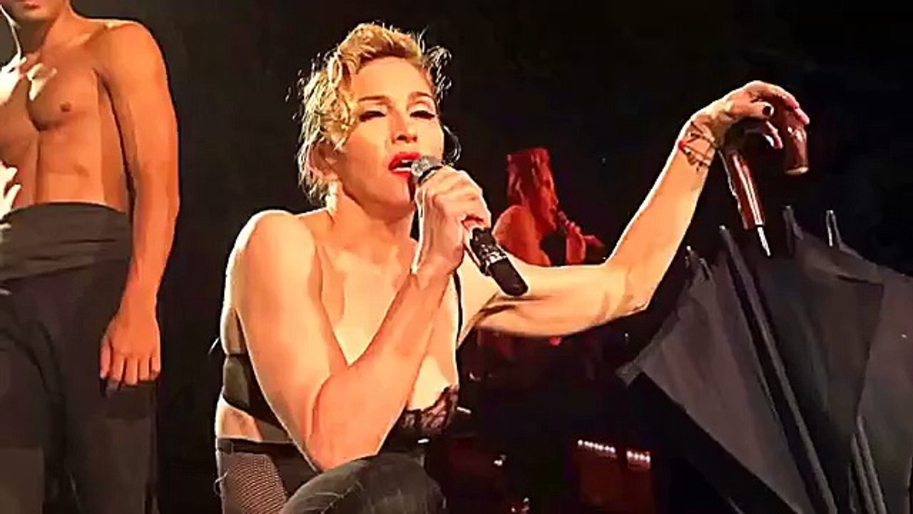 Madonna se desnuda y besa en un concierto antes de a Drake - Erotismo y música by Lucen Pop