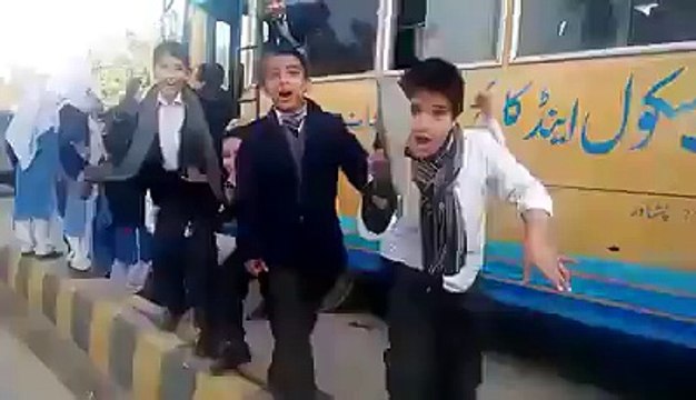 وزیراعظم پاکستان کا پشاور دورے کے موقع پر سکول بس کو اگے نہ جانے پر طلباء کا میاں صاحب کے ساتھ اظہار عقیدت دیکھیں اور شئیر کریں . . !