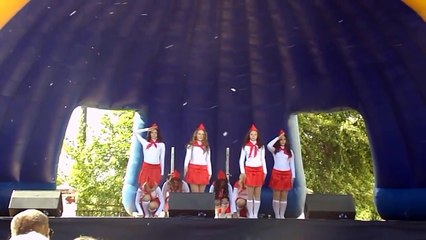 Dance girls pioneers in Russia