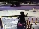 Une femme se fait trainer en scooter