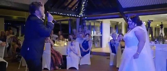 Un romantique arrête sa première danse de mariage pour faire une grosse surprise à sa femme !