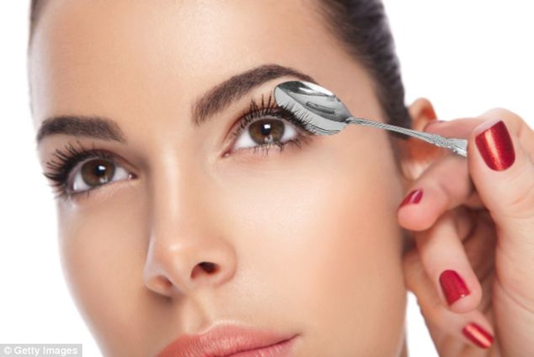 How to Curl Your Lashes with a Spoon