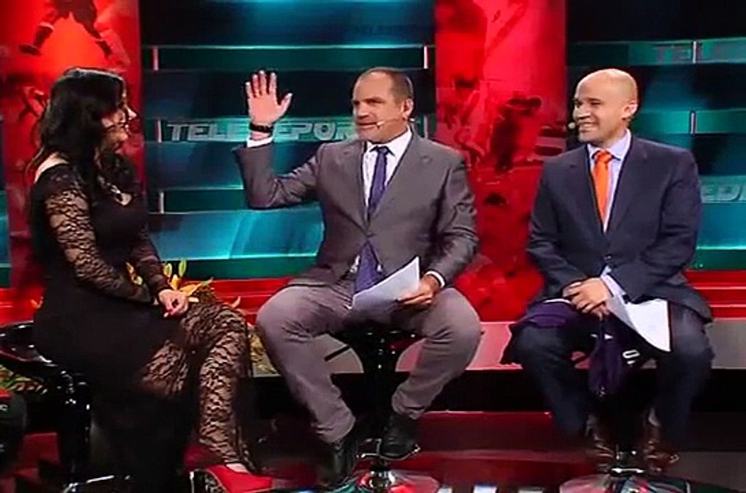 Larissa Riquelme alborotó con su belleza los estudios de Teledeportes (2/3)