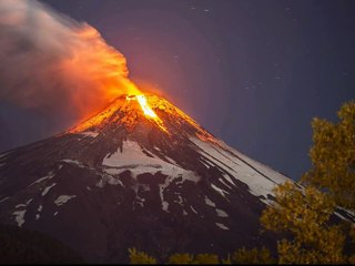 imagens espetaculares do vulcão, Villarrica, no Chile, a casa do espírito acima do lago