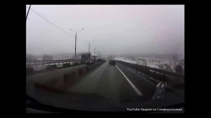 Dash Cam Camion Perd Le Contrôle Par Le Biais De Coin Causant Des Accidents Majeurs