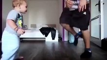 Малыш танцует не хуже  папы!