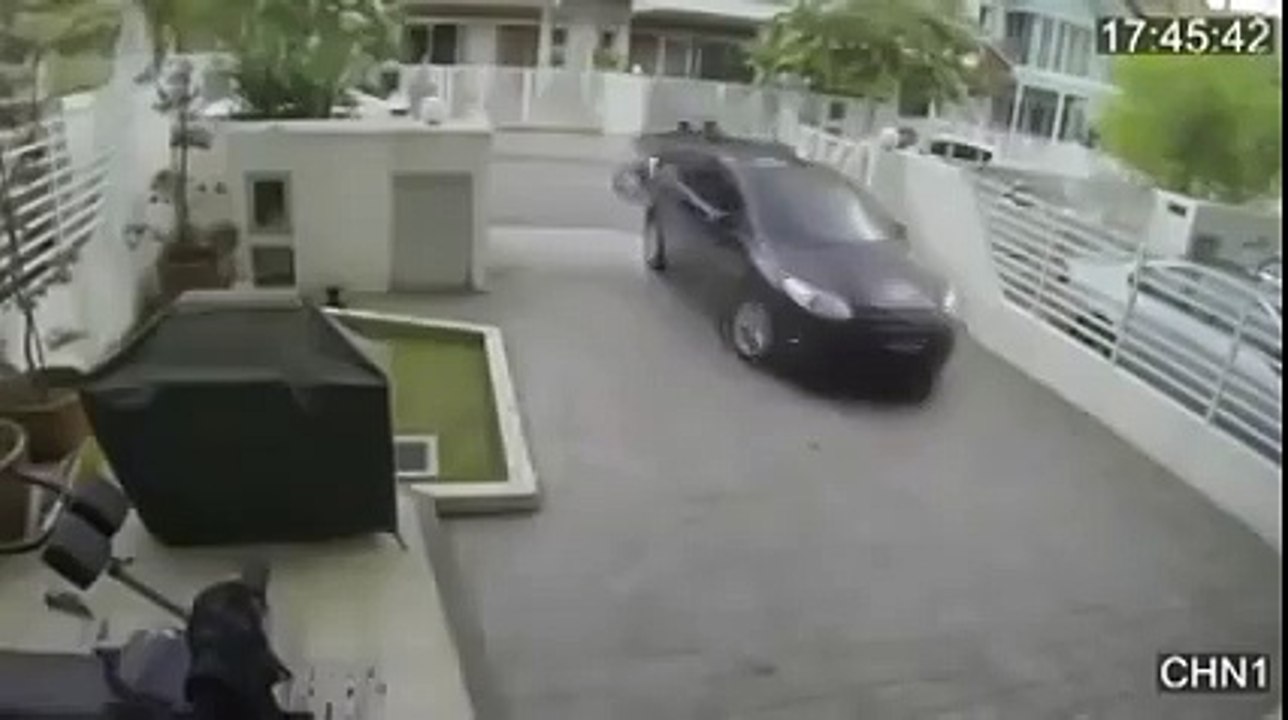 Воры убегали сверкая пятками. Смотри!