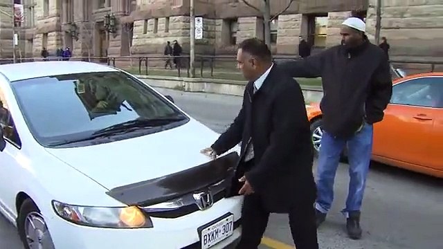 Taxista agride carro Uber e vejam só o que o condutor fez!