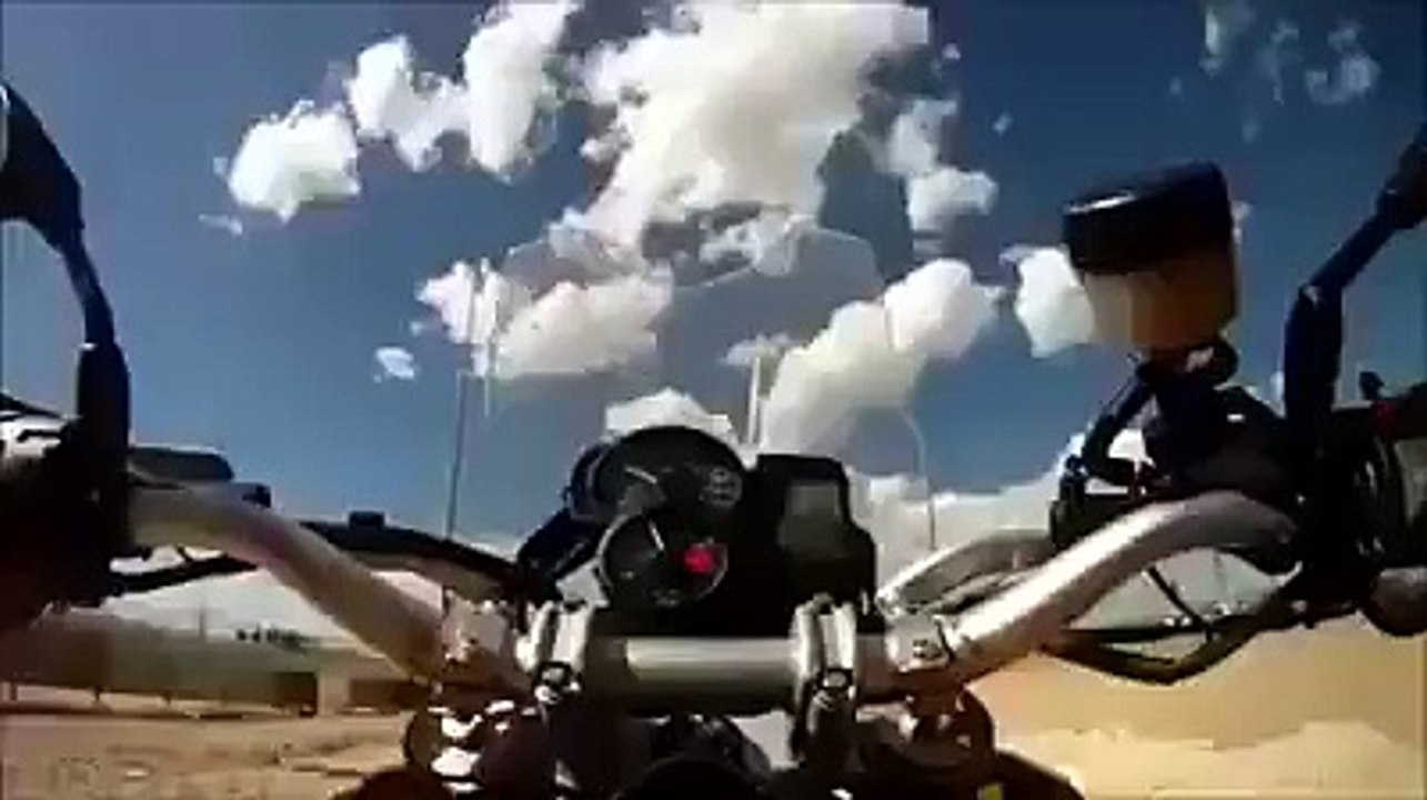 Faire du drift, du stunt avec une BMW GS, c'est simple !