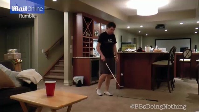 Andrew Borys juggles golf ball between clubs in insane trick