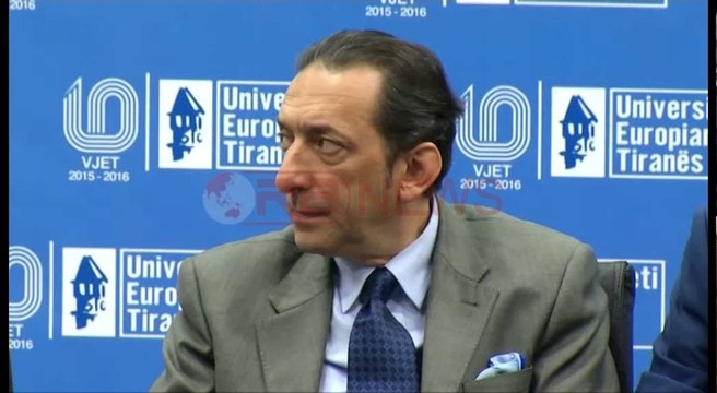 Arsim Sinani libër për zyrtarizimin e shqipes në Maqedoni, kopja e parë për Gruevskin