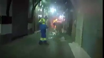 مواطن مغربي يقبل قدم و رأس عامل نظافة