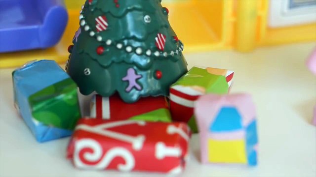 Pig George Da Familia Peppa Pig Ganha Presente de Natal do Papai Noel!!! Em Portugues Toto