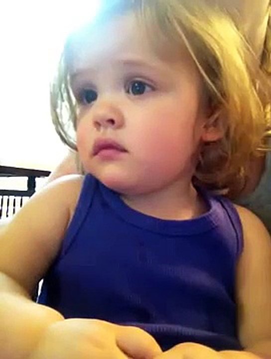 Baby_Cries_At_Parents_Wedding_Song(videomasti.com)
