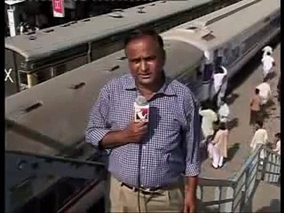 Funny Pakistani News Reporter And People At Karachi - Very Funny Dont Miss